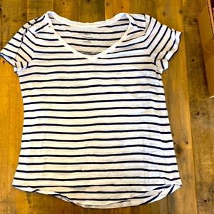 Banana Republic stripped women v neck tee-Size Medium.